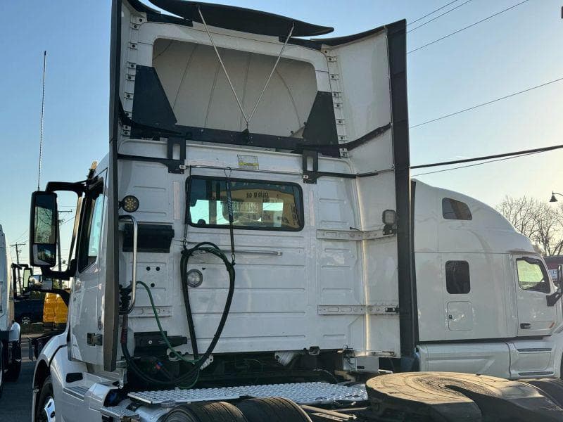 2020 Volvo VNL image 8