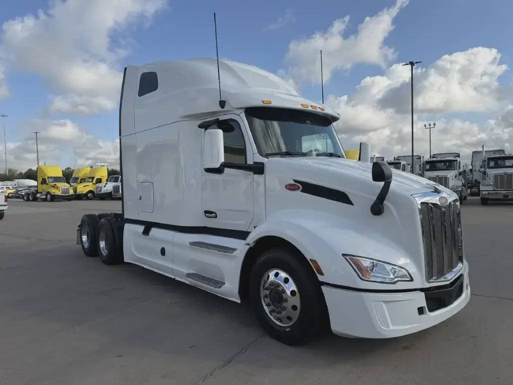 2022 Peterbilt 579 image 3
