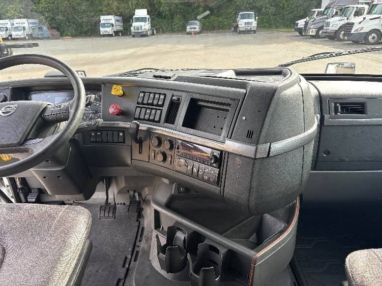 2022 Volvo VNL image 10