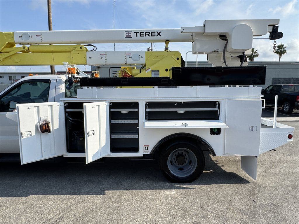 2016 Ford F550 image 22