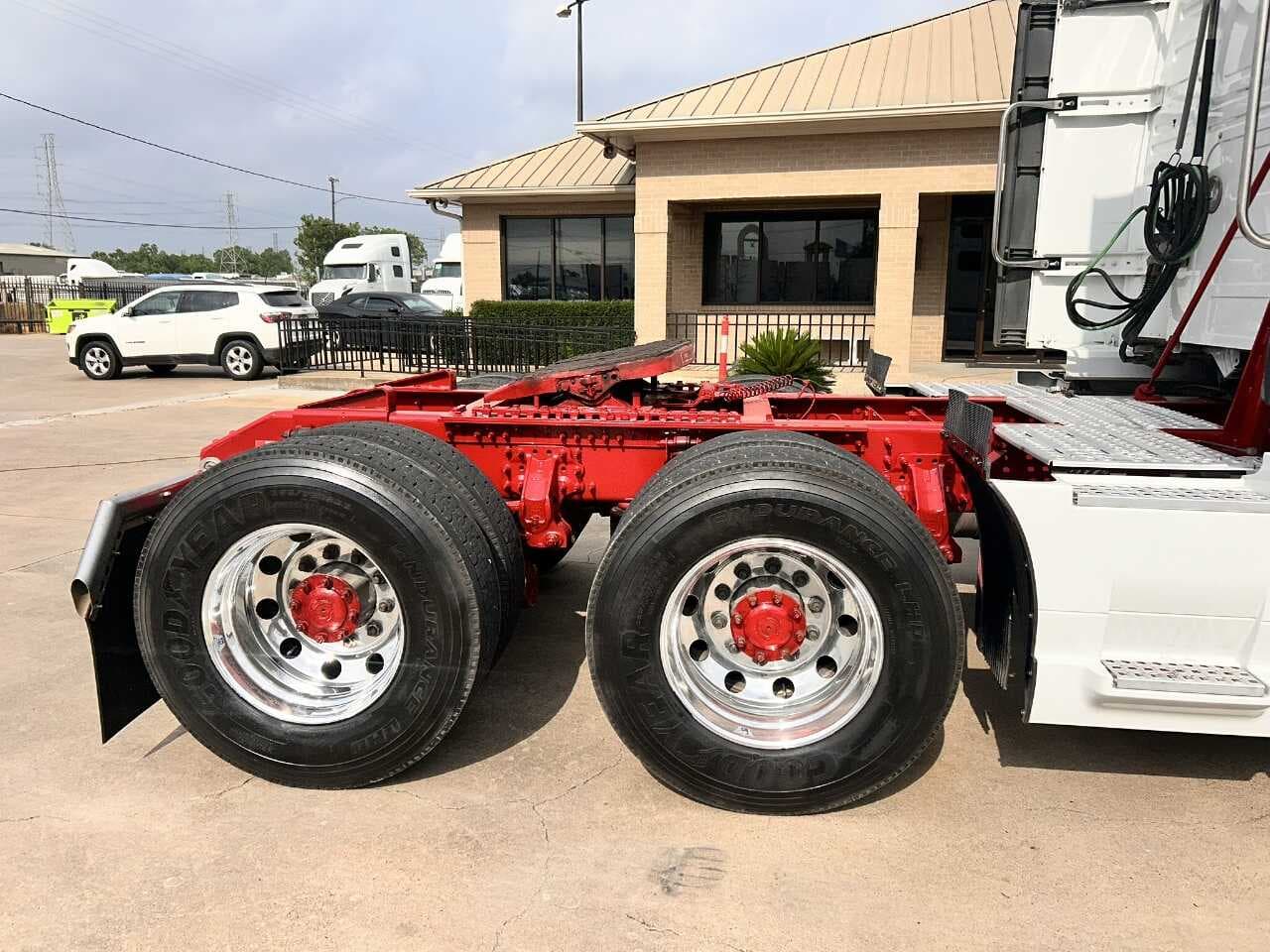 2020 Volvo VNL670 image 13