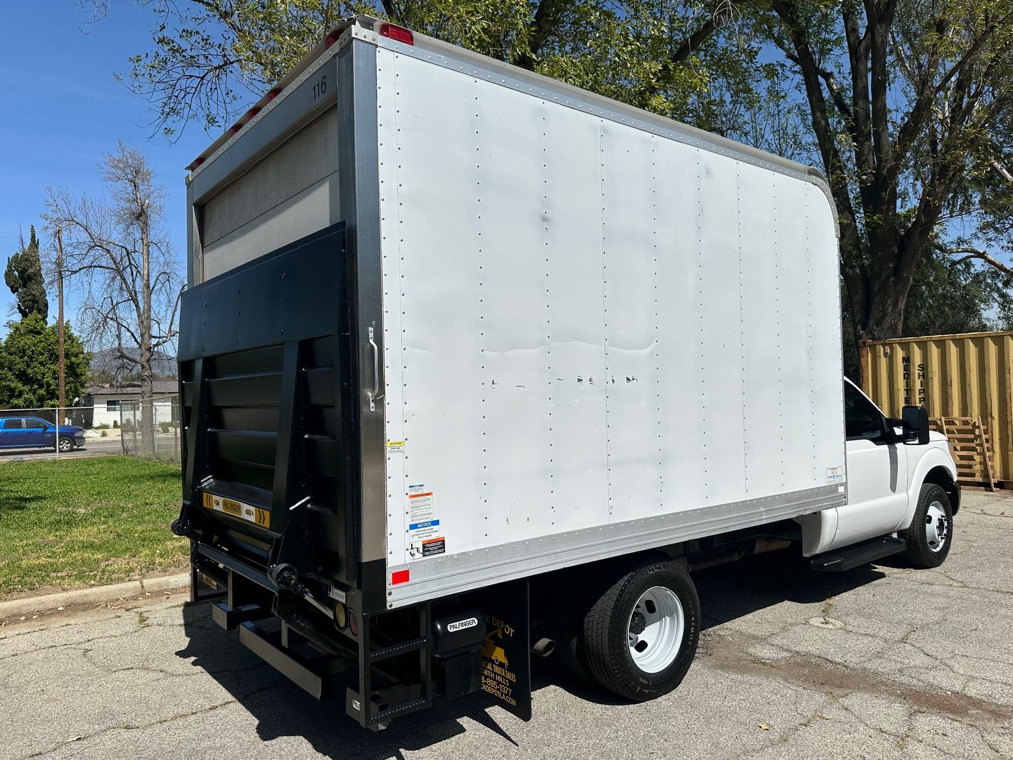 2016 Ford F-350 Reefer Box Truck with Liftgate image 4