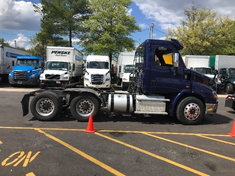 Used 2017 FREIGHTLINER Conventional - Day Cab, Tractor - CASCADIA 113 image 8