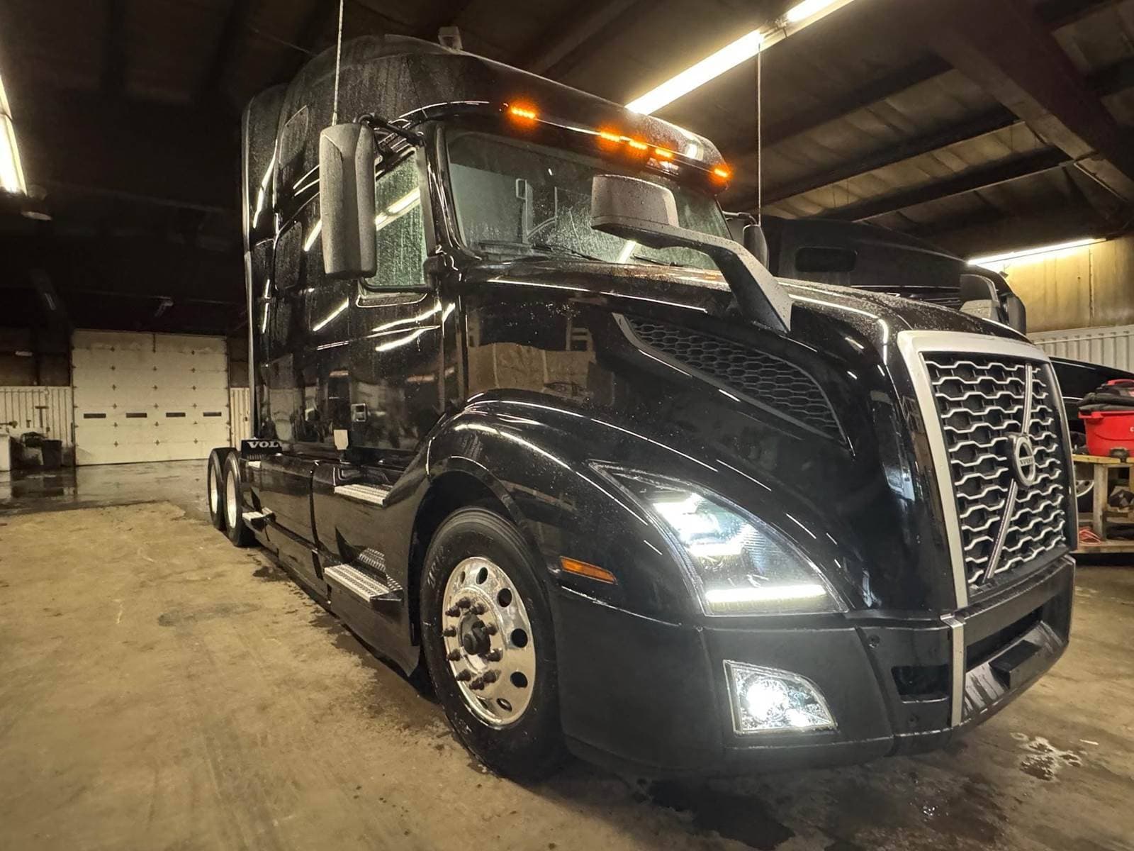 2023 Volvo VNL image 2