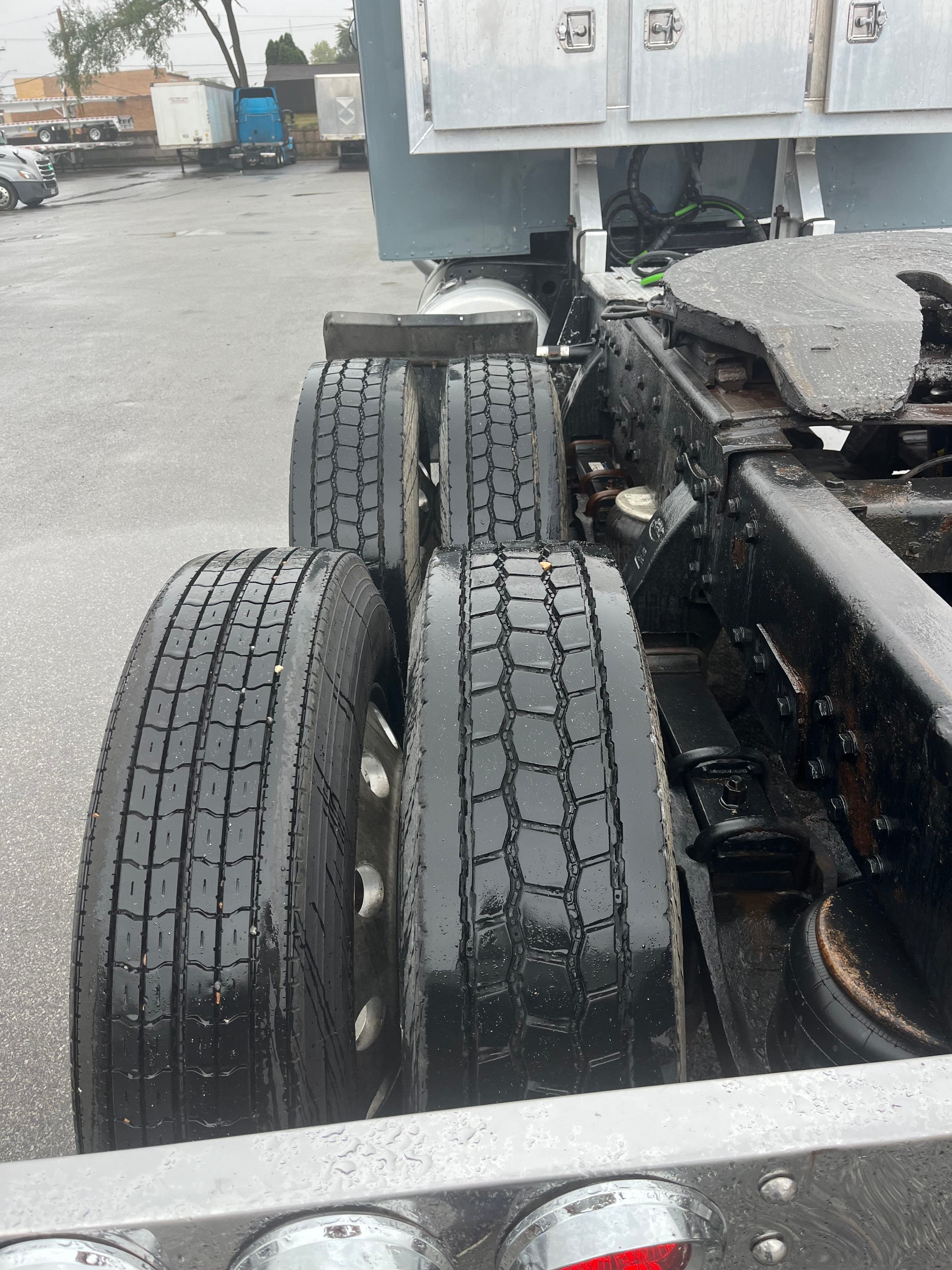 1994 Peterbilt 379 – New Engine image 8