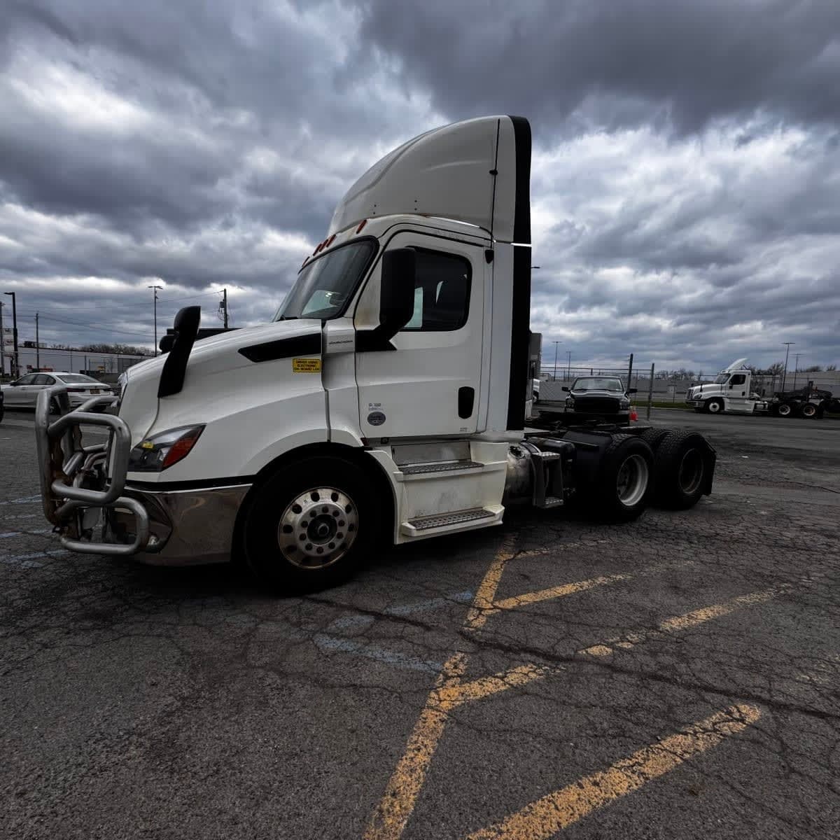 Used 2019 FREIGHTLINER Conventional - Day Cab - CASCADIA 116 image 1