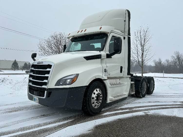 2019 Freightliner Cascadia 126 Day Cab Truck - 410HP, 10 Speed Manual image 3