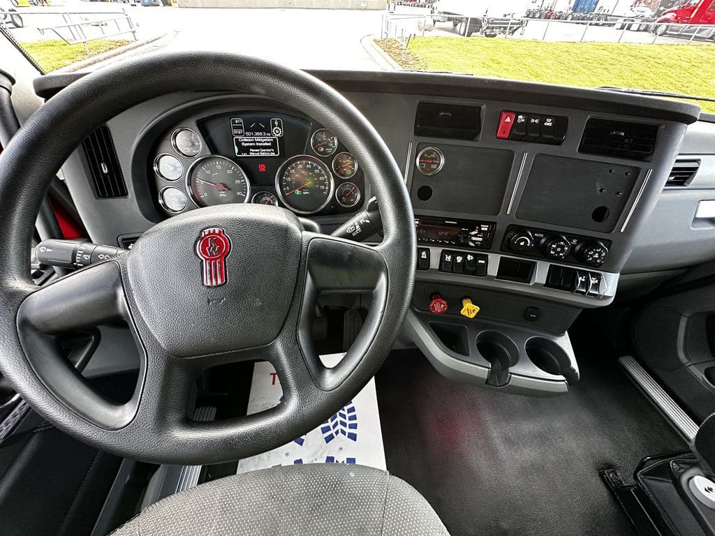 Used 2022 PETERBILT 579 image 2