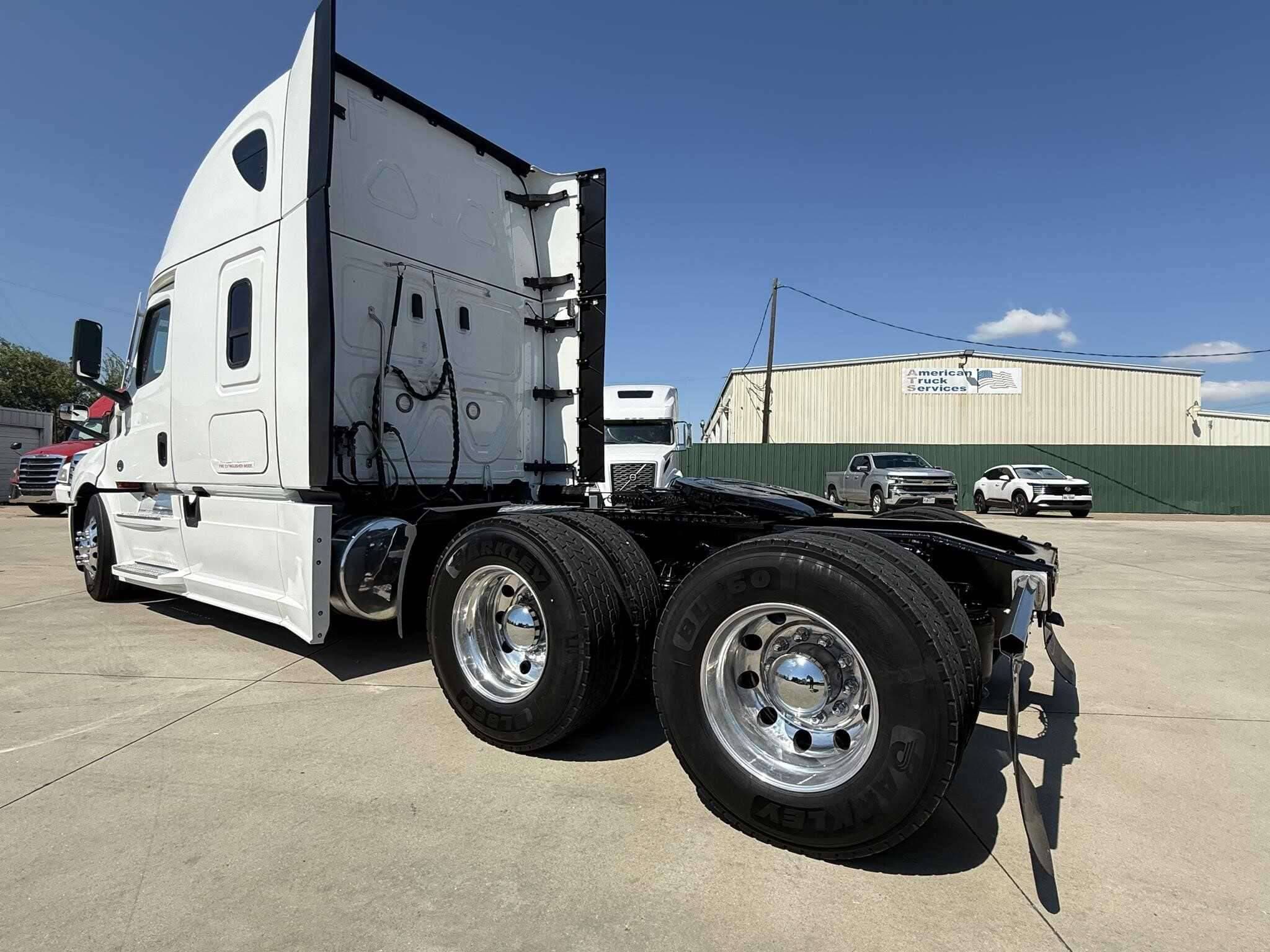 Used 2024 FREIGHTLINER CASCADIA 126 Conventional image 6