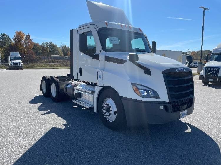 2021 Freightliner Cascadia image 1