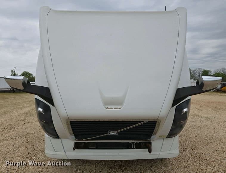 2017 Volvo VNL image 2