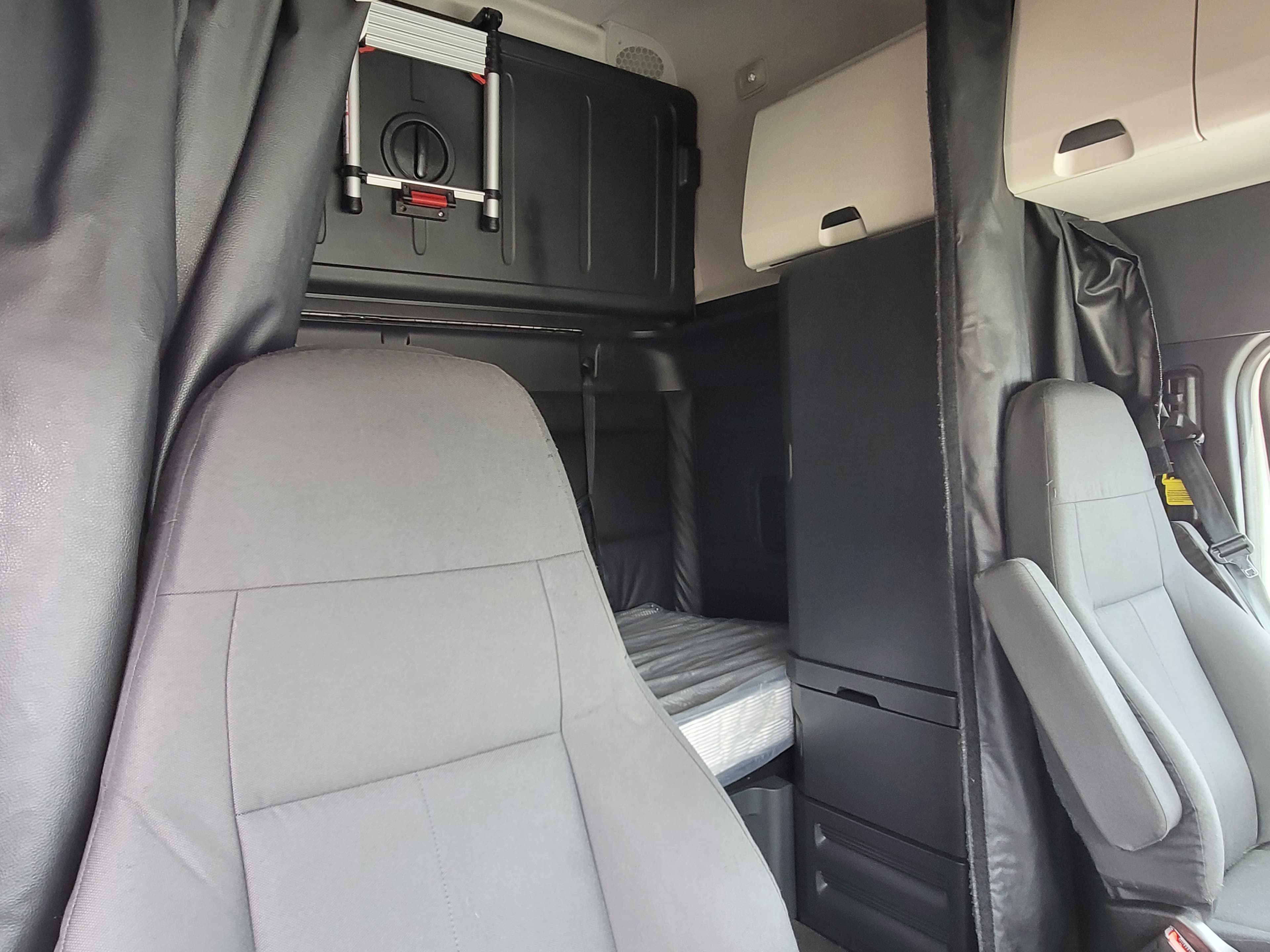 2023 Freightliner Cascadia 126 image 9