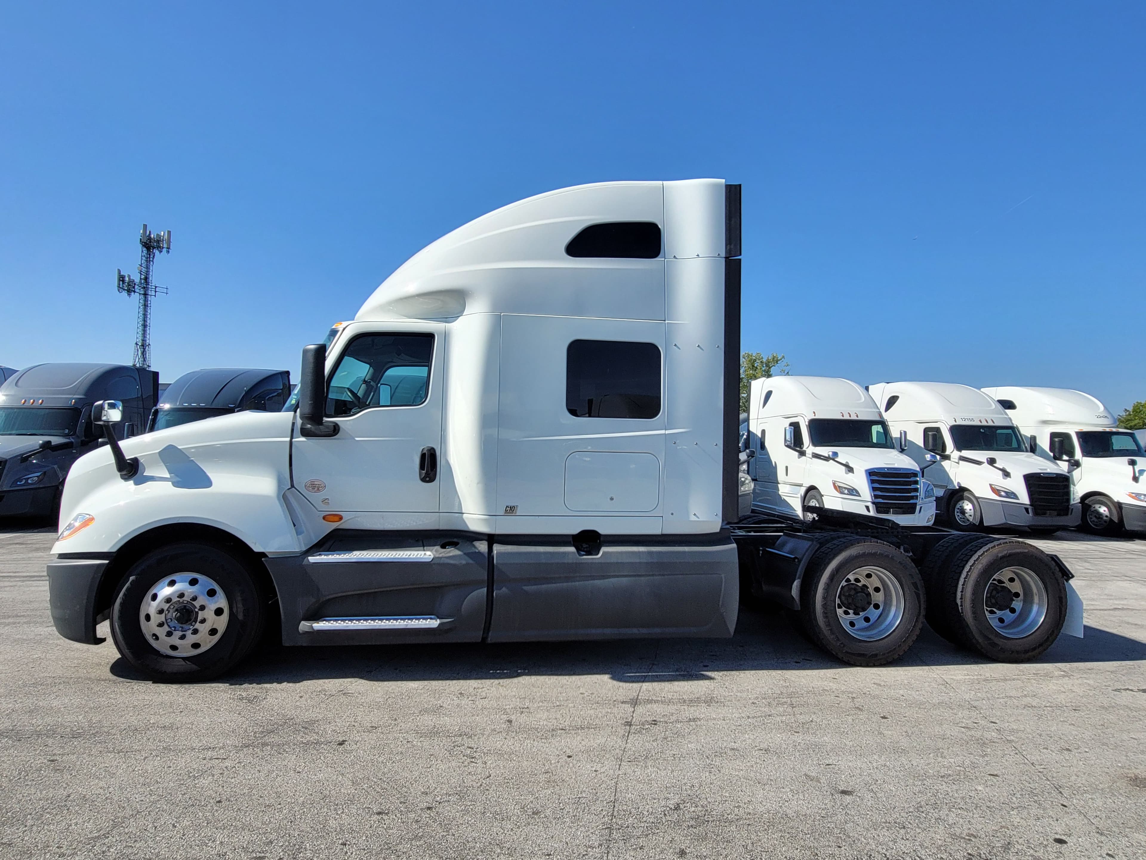 2022 International LT image 2