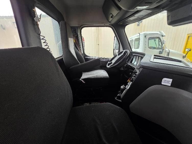 2021 Freightliner Cascadia image 6