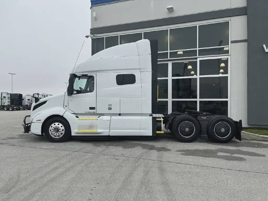 2022 Volvo VNL image 5