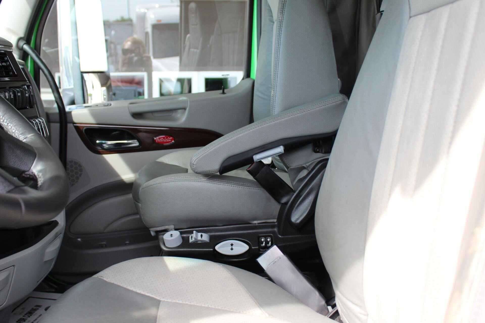 2021 Peterbilt 567 image 16