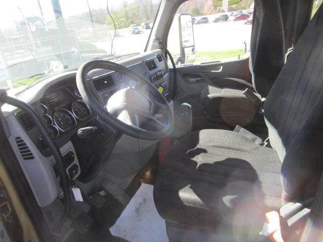2020 Peterbilt 567 image 10