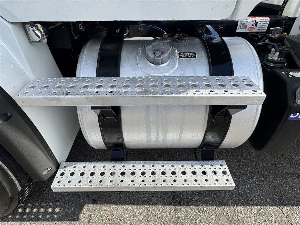 2015 Freightliner M2-112 image 22