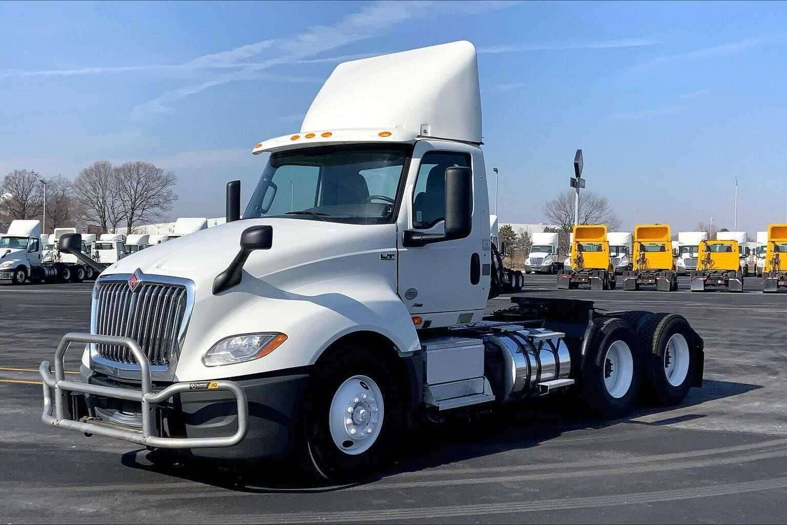 2019 International LT625 image 2