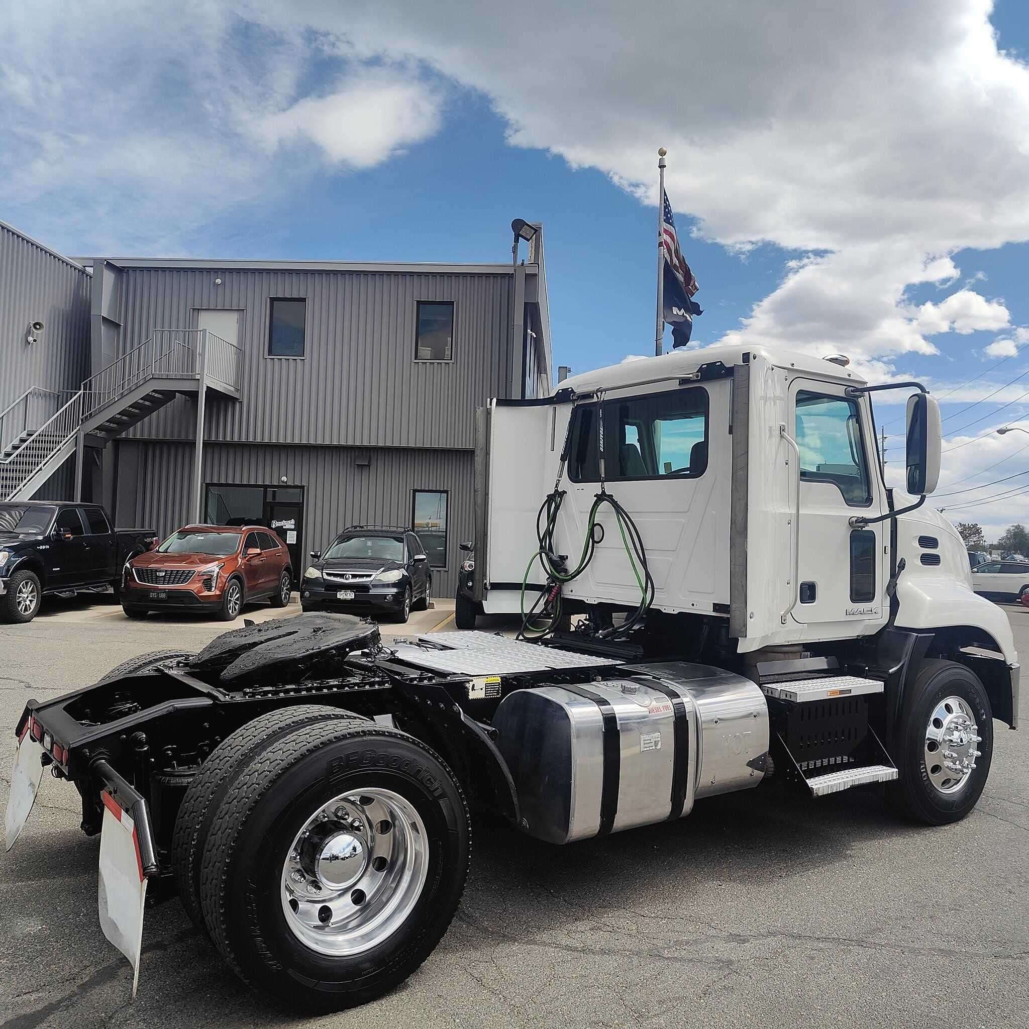 Used 2017 MACK 600 Conventional - Day Cab image 8
