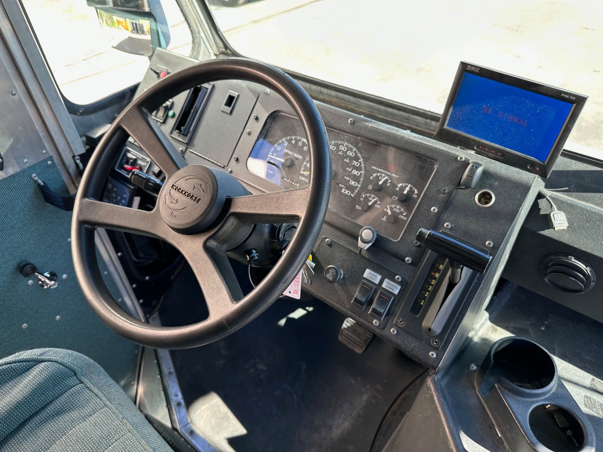 2002 WORKHORSE Step Van with Handicap Lift image 15