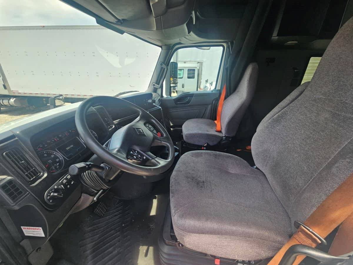 2018 International LT625 image 4