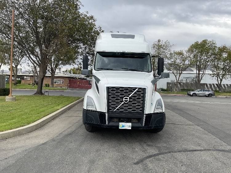 2022 Volvo VNL image 2
