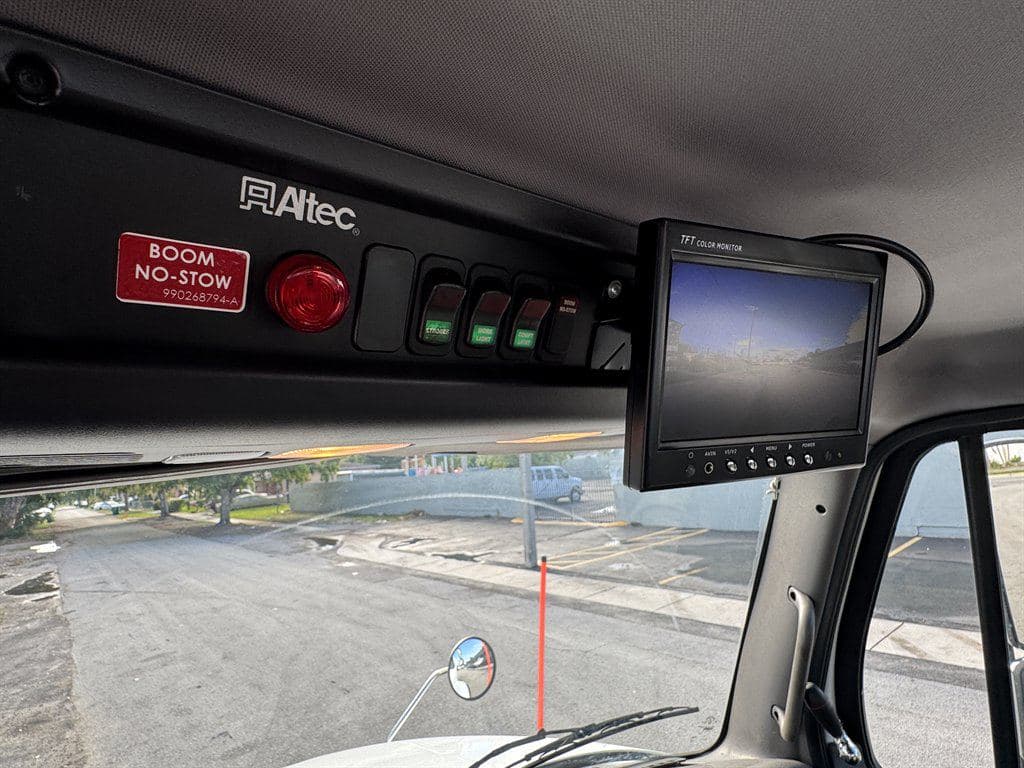 2018 Freightliner M2-106 image 74