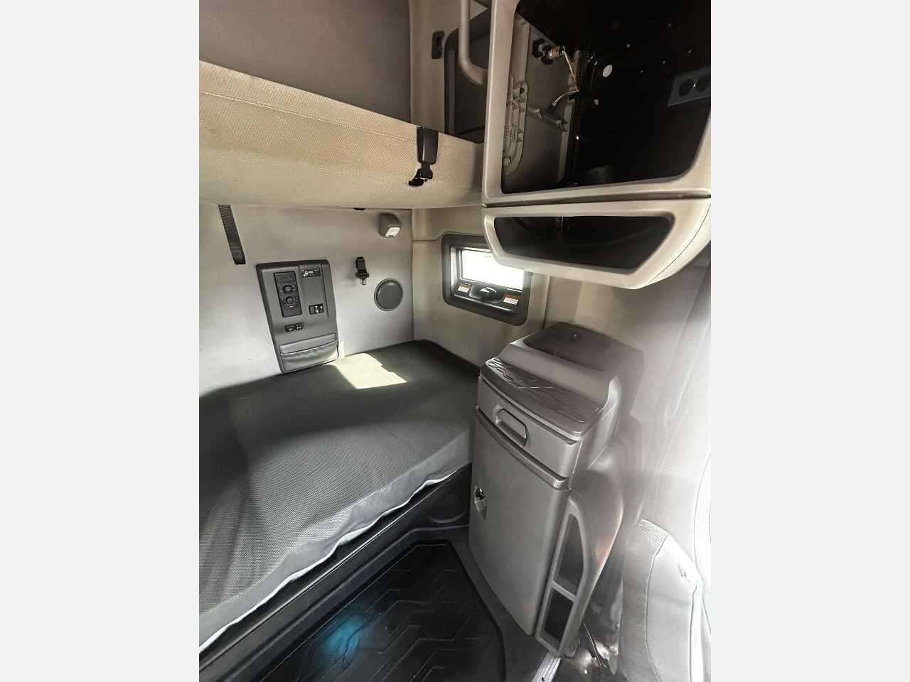 2022 Volvo VNL image 5