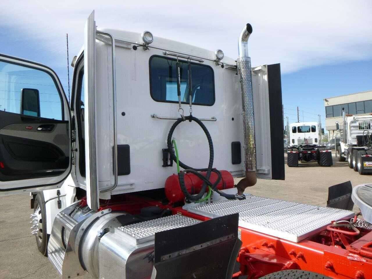2023 Peterbilt 567 image 4