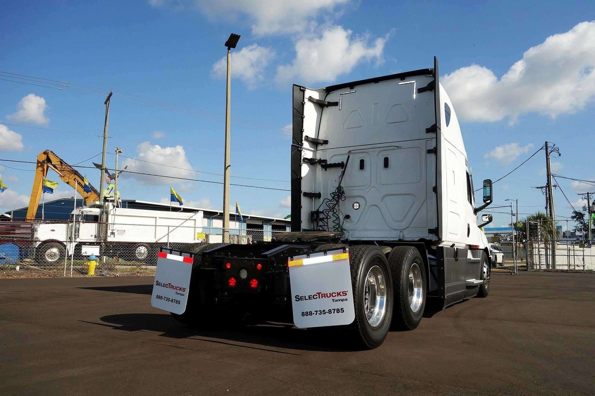 2023 Freightliner Cascadia image 2