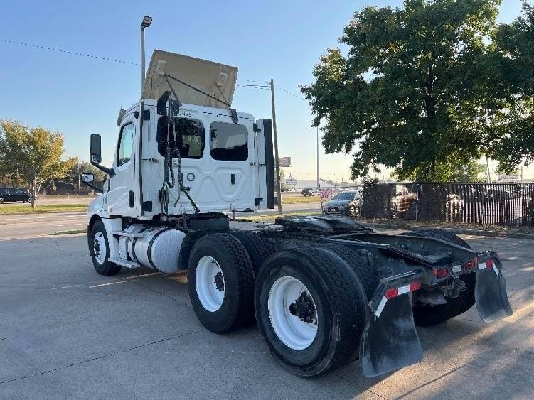 2019 Freightliner Cascadia 126 Day Cab Truck - 435HP, 12 Speed Automatic image 5
