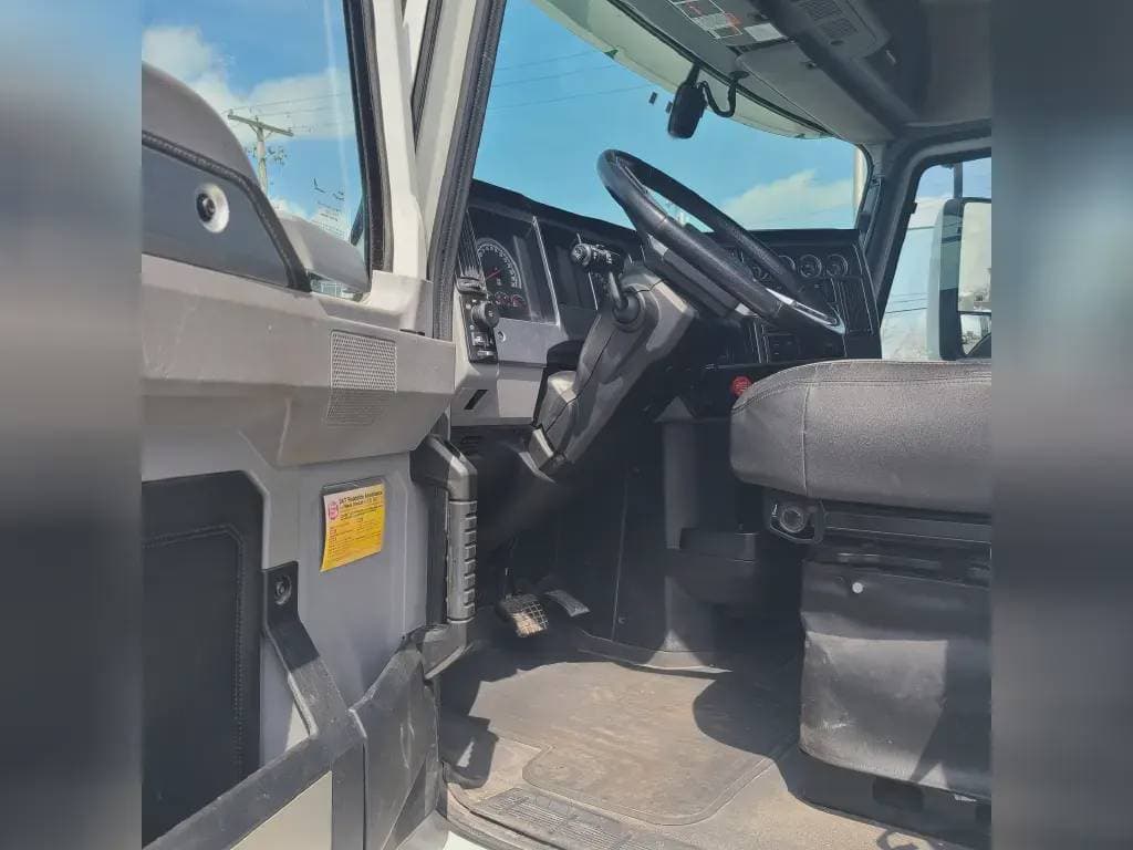 Used 2020 MACK Conventional - Sleeper Truck image 8