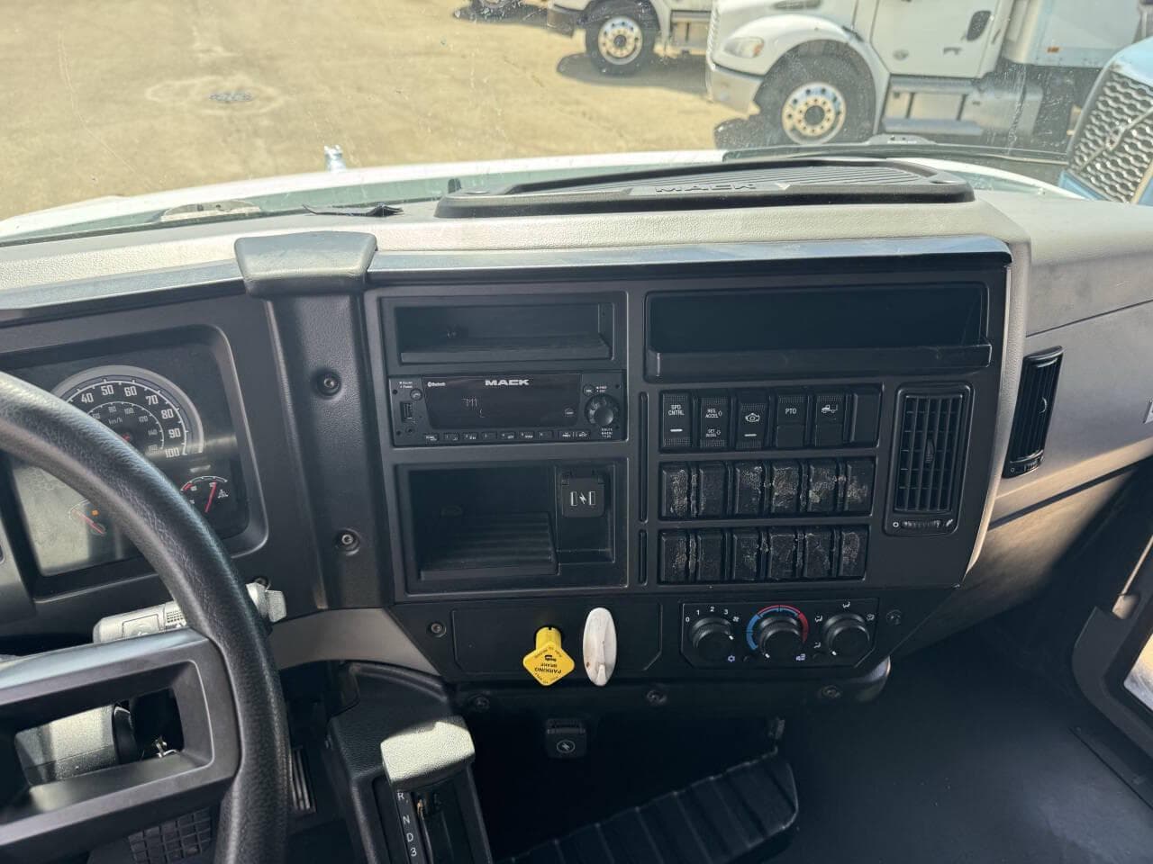 2023 Mack MD6 image 12