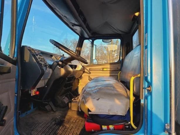 2003 FREIGHTLINER FL70 image 9