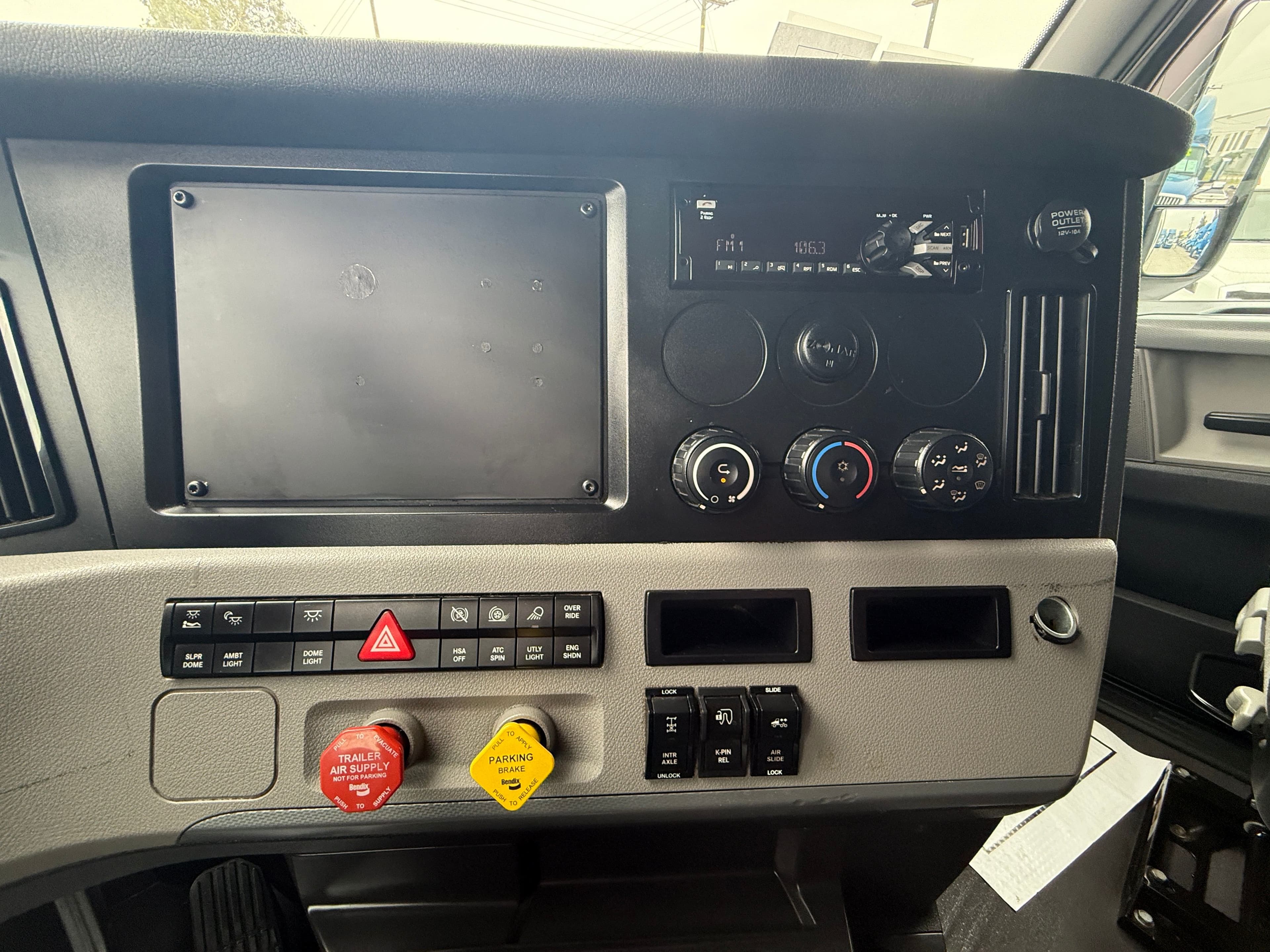 2019 Freightliner Cascadia 126 image 12