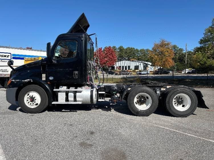2019 Freightliner Cascadia 126 Day Cab Truck - 450HP, 12 Speed Automatic image 4