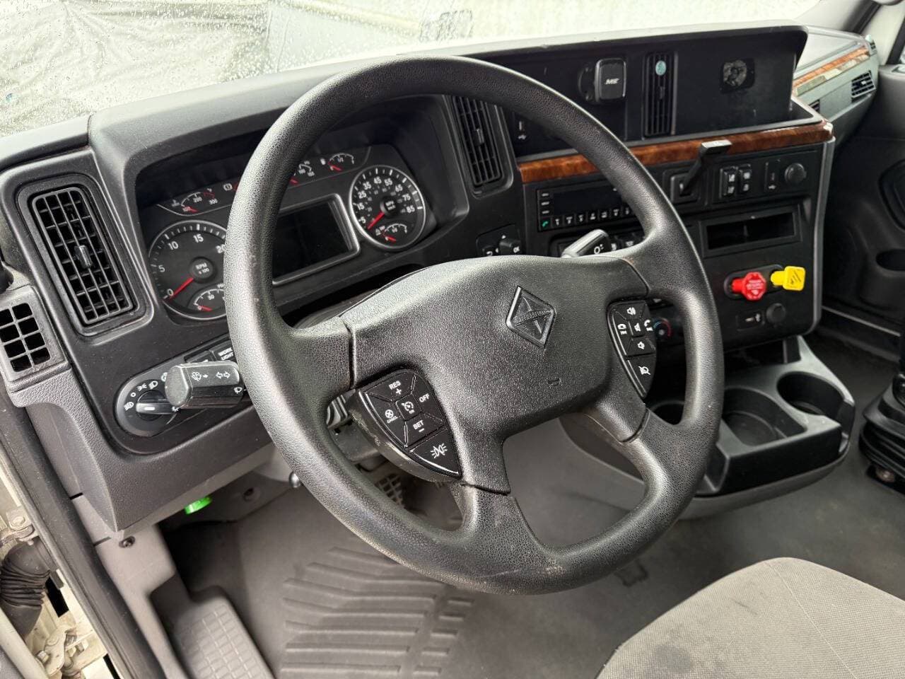 2022 International LT625 image 11