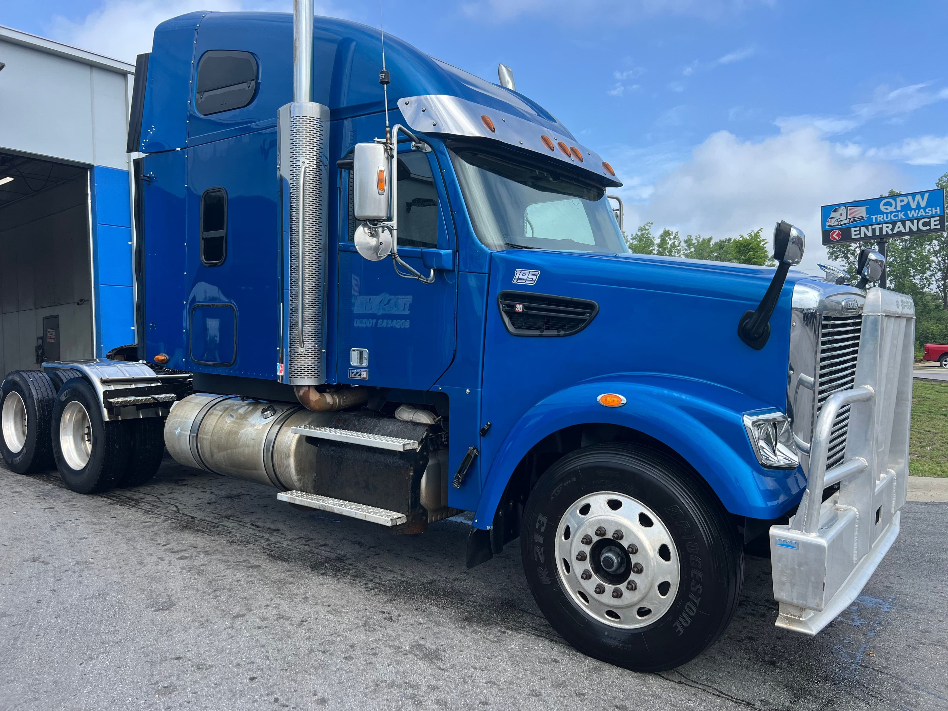 2017 Freightliner Coronado image 1
