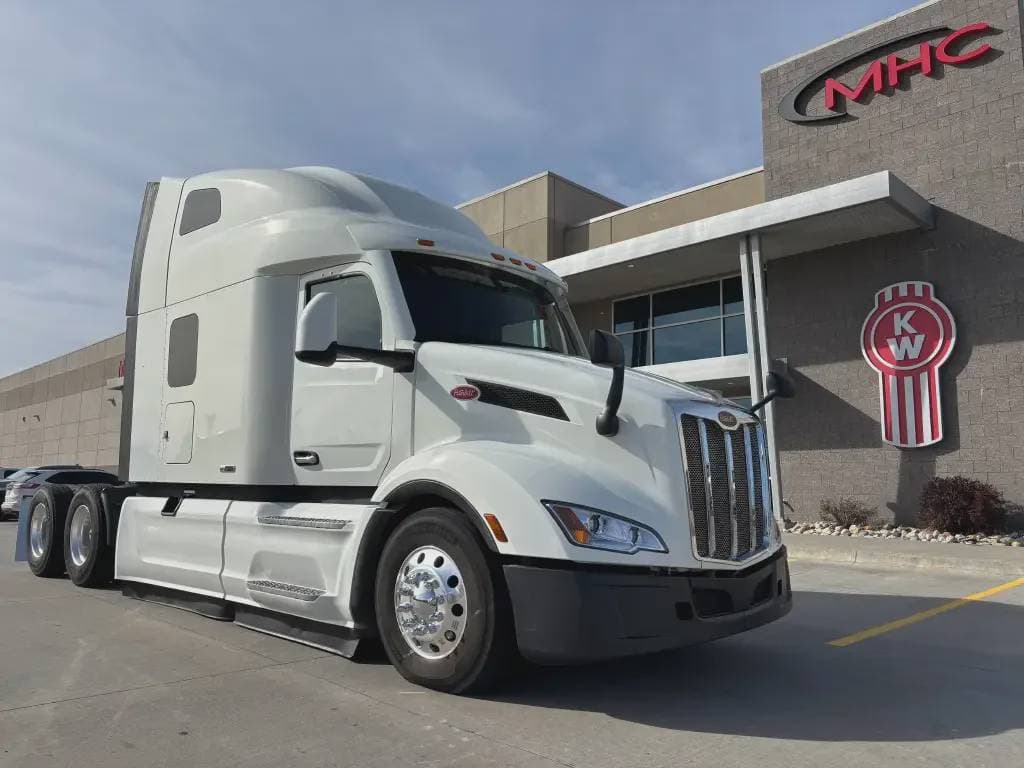 2022 Peterbilt 579 image 1