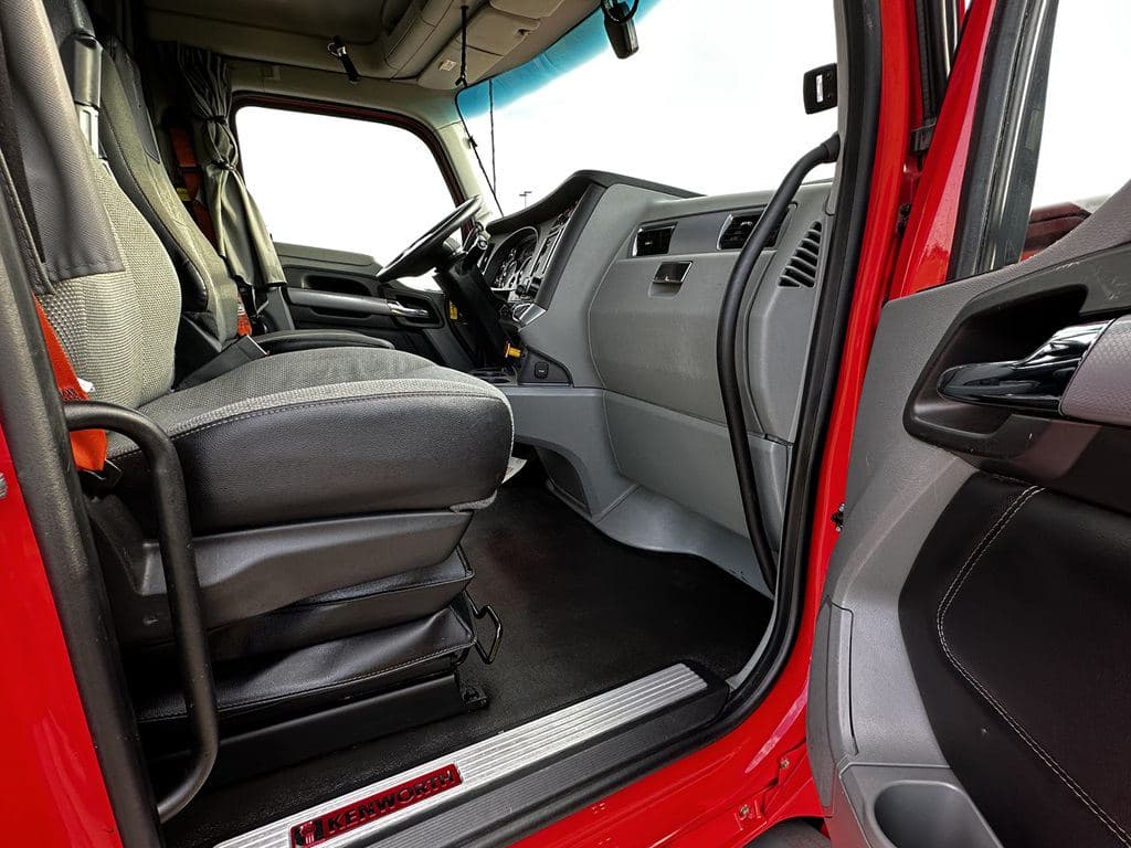 Used 2022 PETERBILT 579 image 4