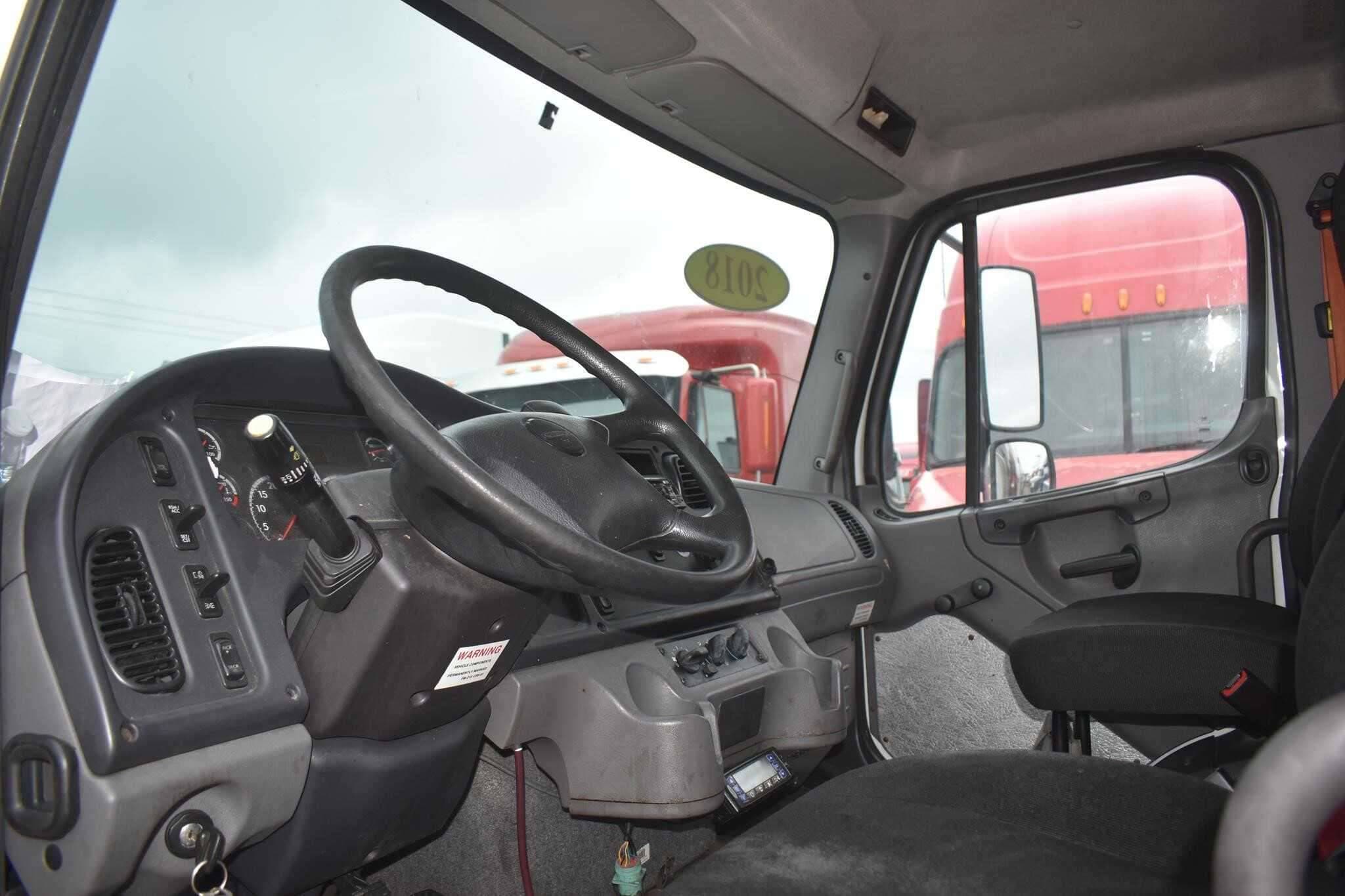 2018 Freightliner M2 image 4