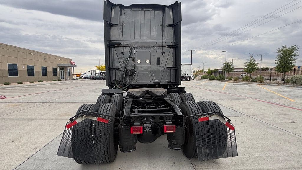 Used 2021 INTERNATIONAL LT625 image 4