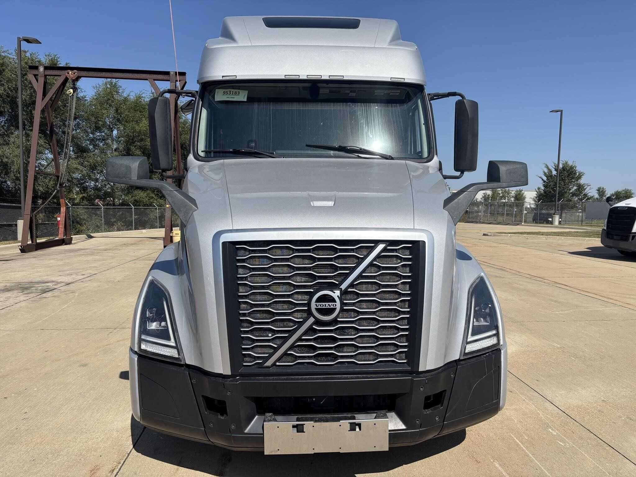 2022 Volvo VNL image 2