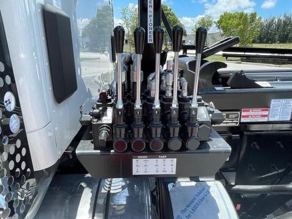 2025 Kenworth T880 image 13