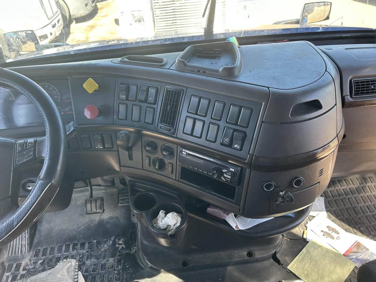 2016 Volvo VNL64T670 image 12