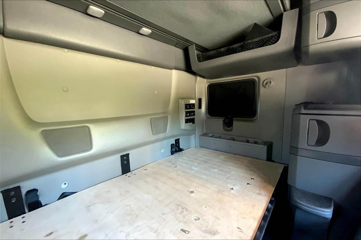 2022 International LT625 Sleeper Semi Truck - 73" Raised Roof Sleeper, Cummins 400HP, 12 Speed image 10