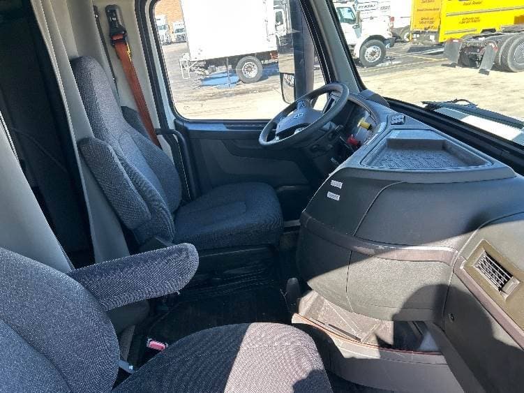 2023 Volvo VNL64760 image 5