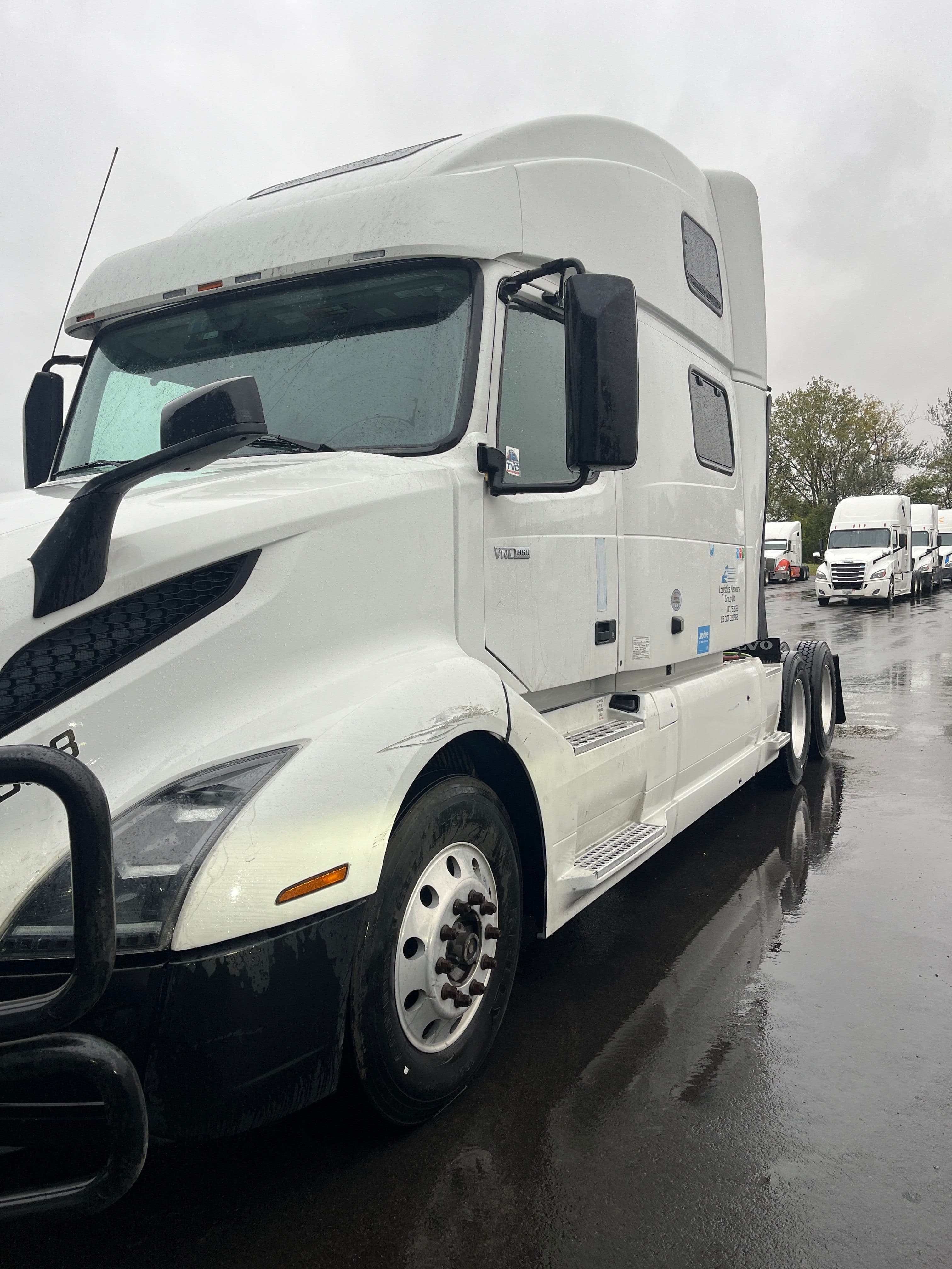 2020 Volvo VNL image 4