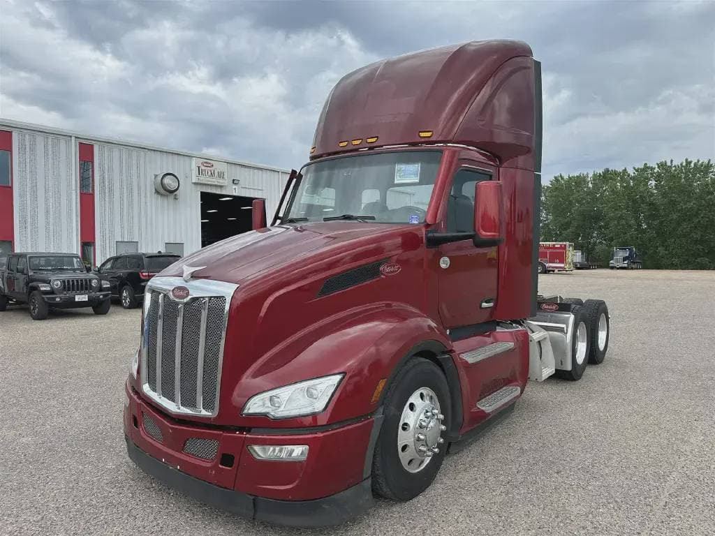 2022 Peterbilt 579 image 1